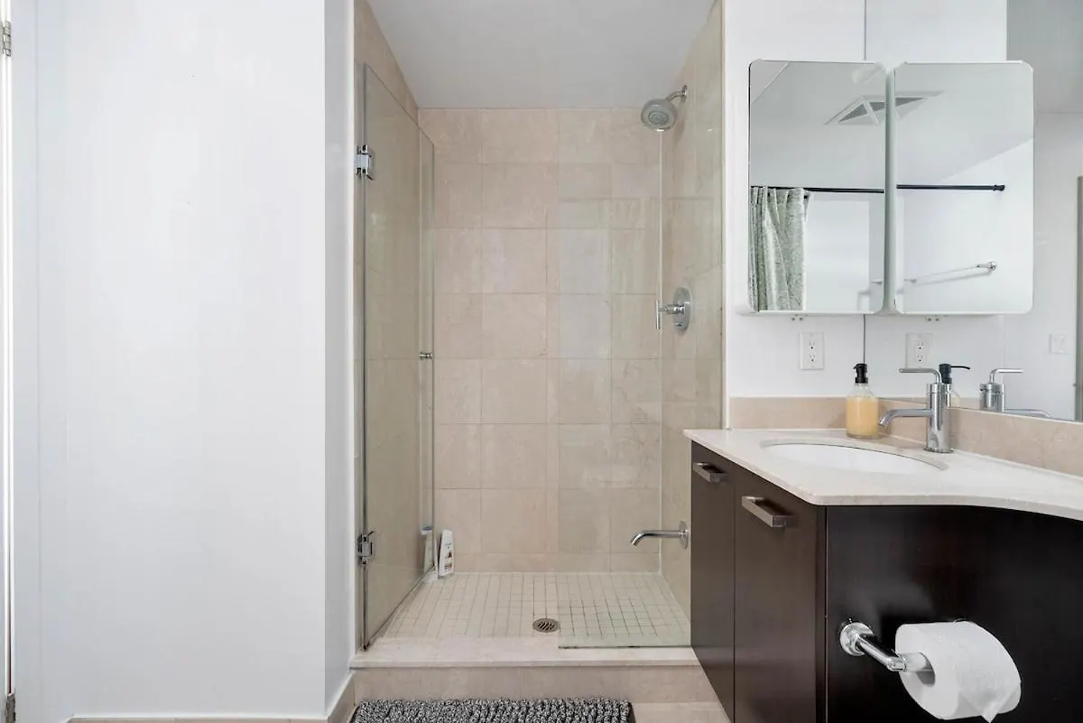 Large 2Br On Bay Street 4 Beds With Balcony Apartment Toronto