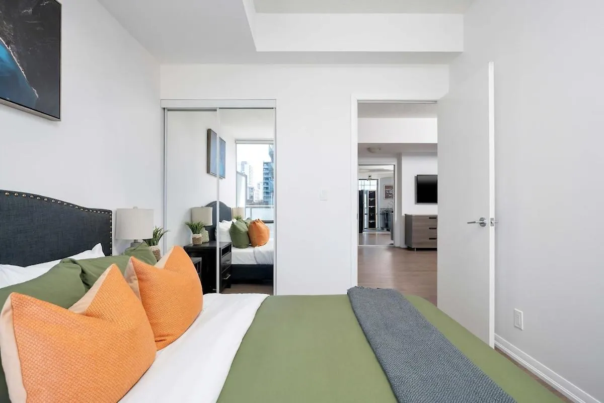 Large 2Br On Bay Street 4 Beds With Balcony Apartment Toronto