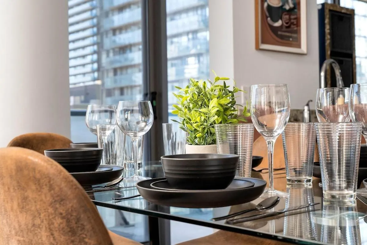 Large 2Br On Bay Street 4 Beds With Balcony Apartment Toronto