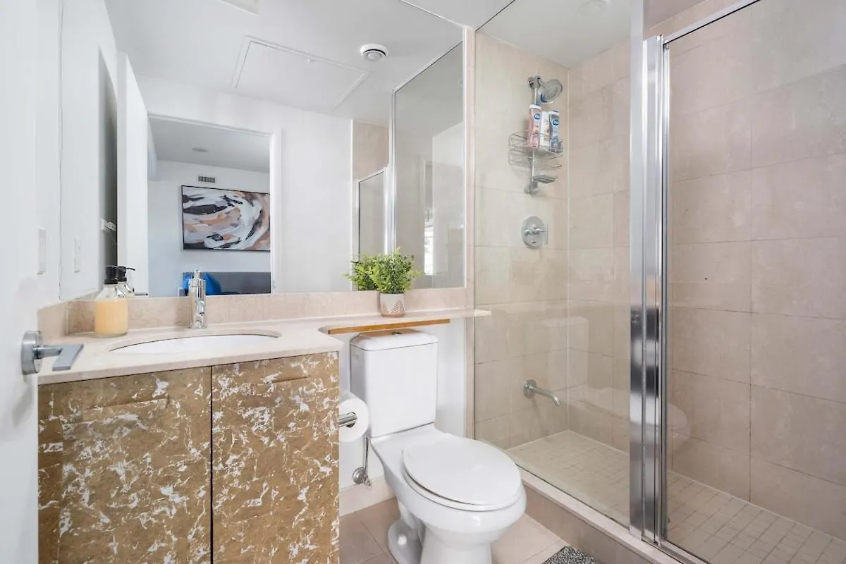 Large 2Br On Bay Street 4 Beds With Balcony Apartment Toronto