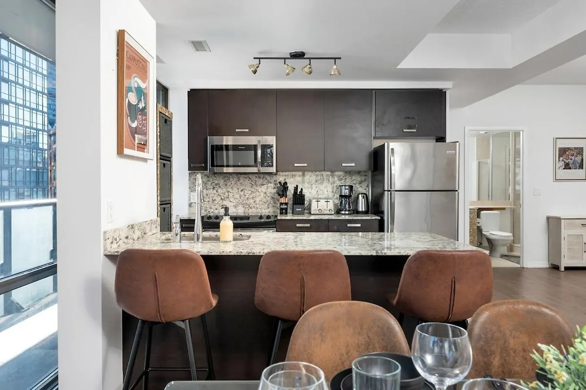 Large 2Br On Bay Street 4 Beds With Balcony Apartment Toronto