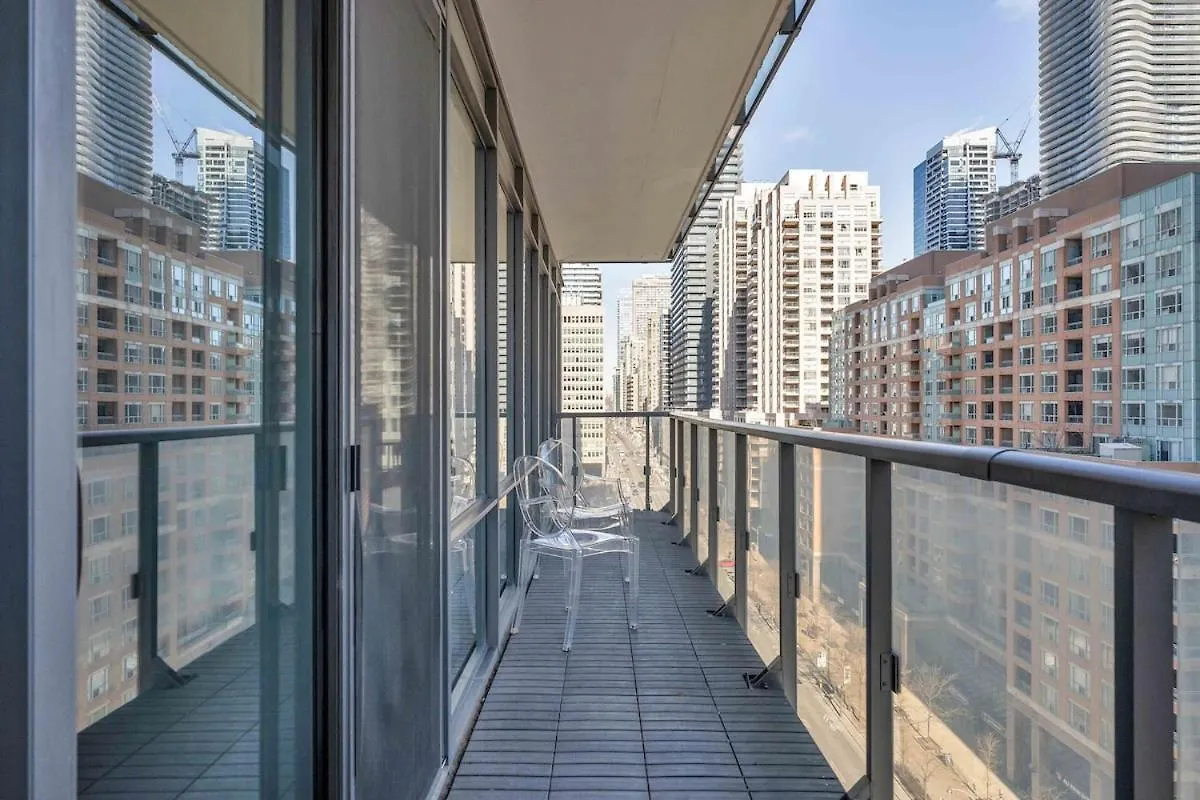 Large 2Br On Bay Street 4 Beds With Balcony Apartment Toronto Canada